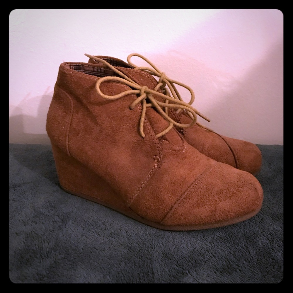 Tan/rust colored lace up wedges. Faux suede
